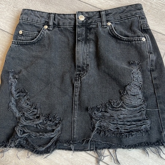 𝅺TOPSHOP Moto distressed frayed black denim mini skirt size 4 - Picture 4 of 7